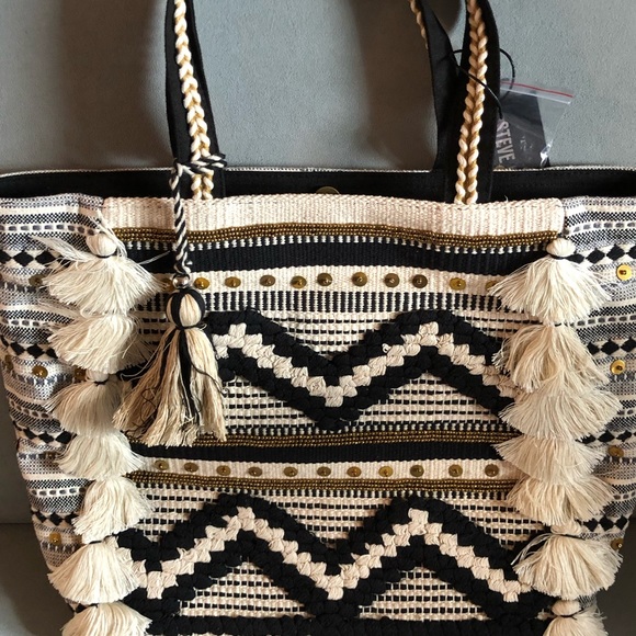 Steve Madden Handbags - Steve Madden tote Braine fringe, gorgeous black 🔥